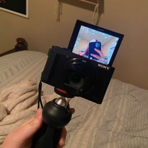 I am selling a song zeiss camera that I don’t use anymore